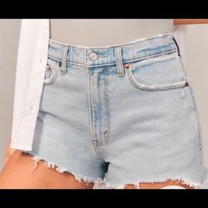 Abercrombie curve love high rise mom shorts in light wash size 26/2